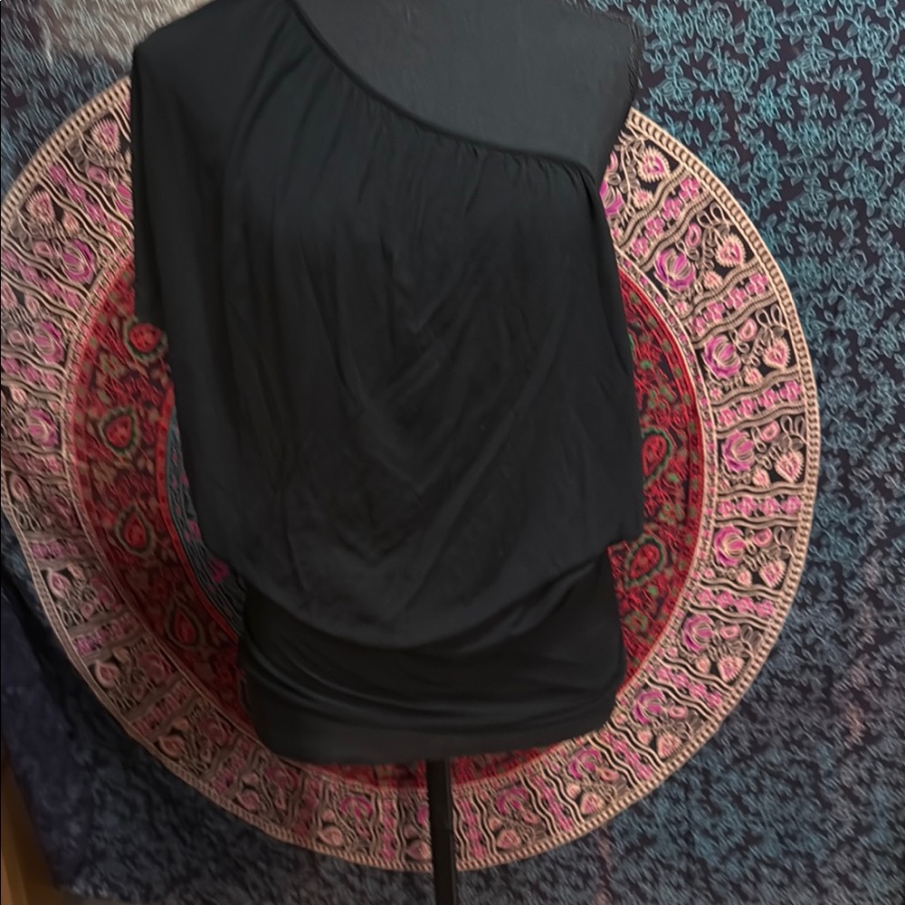 FREE PEOPLE ASYMMETRICAL BLACK TOP🖤